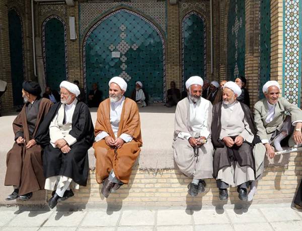 إيران: العمامة المذهبية حين تُخفي الوجه الفارسي