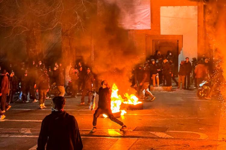 إيران والتحول الكبير: شعب غاضب ونظام مأزوم